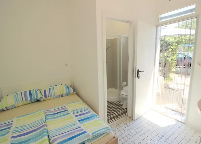 Tamara, Little With Bed, Bathroom, Air Conditiong, Wifi, Parking Konukevi Novigrad Istria