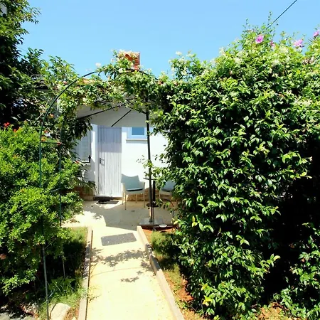 Tamara, Little With Bed, Bathroom, Air Conditiong, Wifi, Parking Novigrad (Istria)